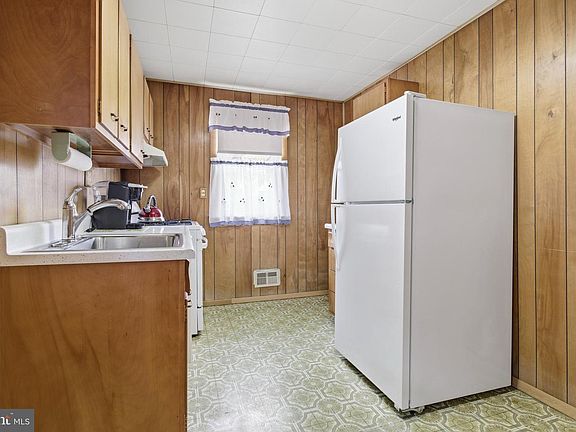 5th image of 933 Bedford Ave