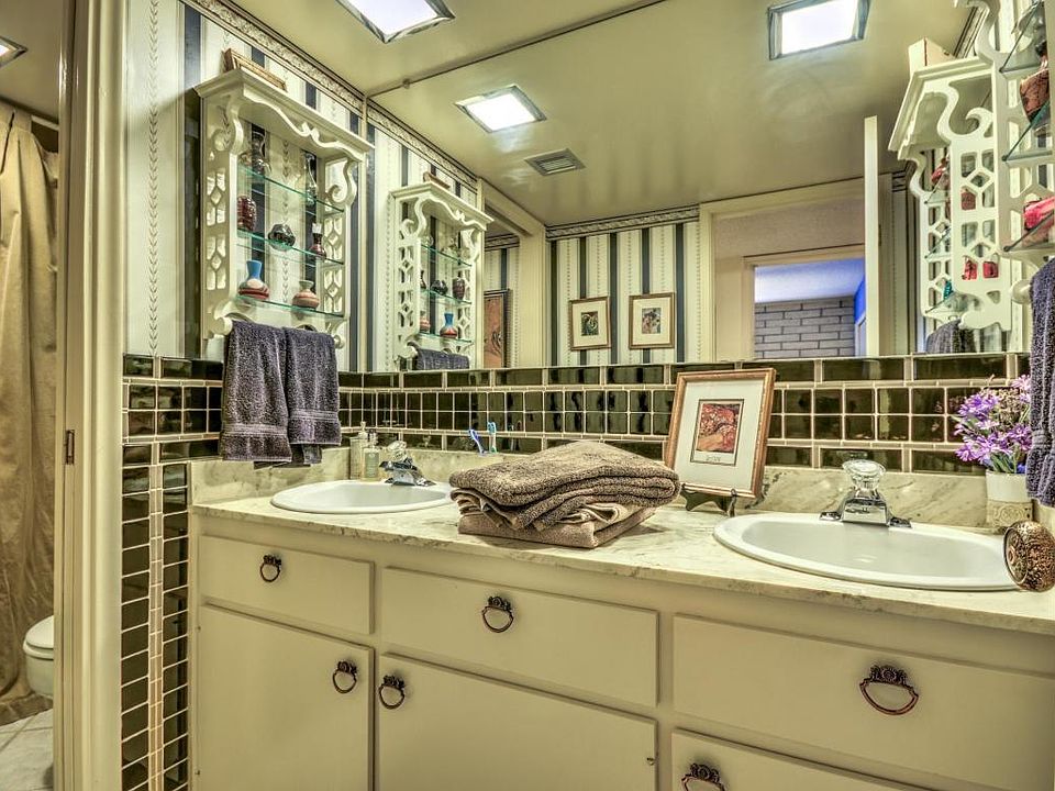 1st image of 3228 E Minnezona Cir