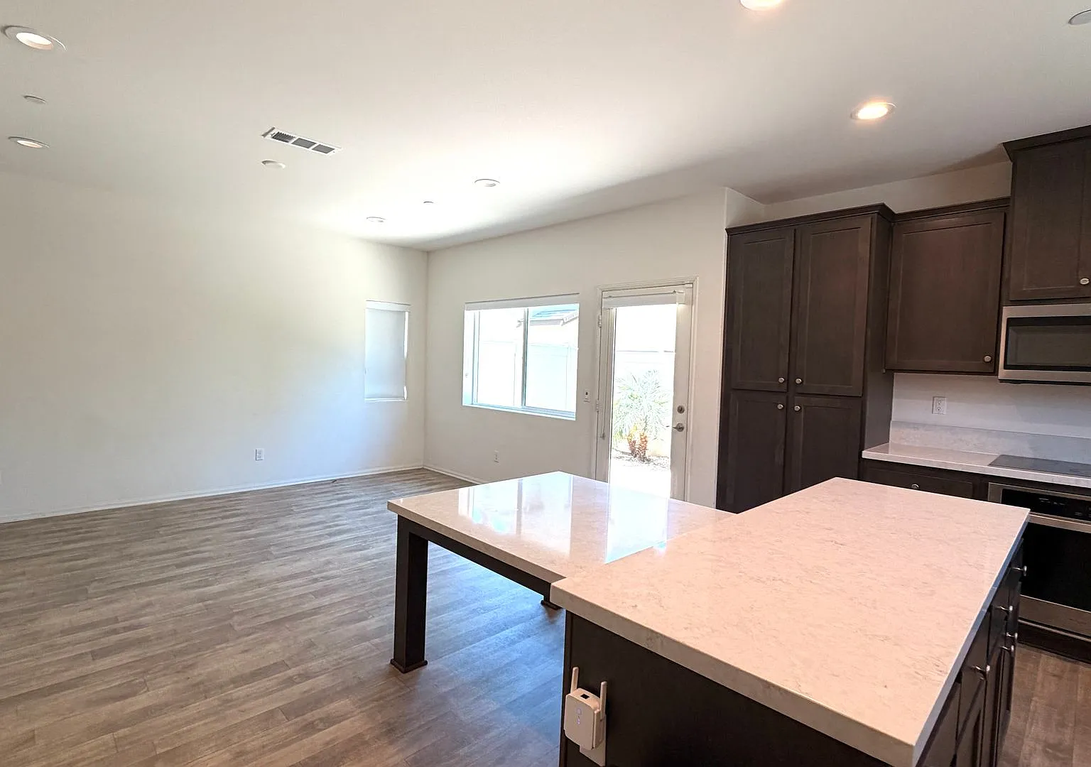 Modern Townhouse in Fairview Community of Bonsall — Photo 4