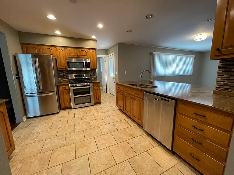 2241 Lee St — Photo 19