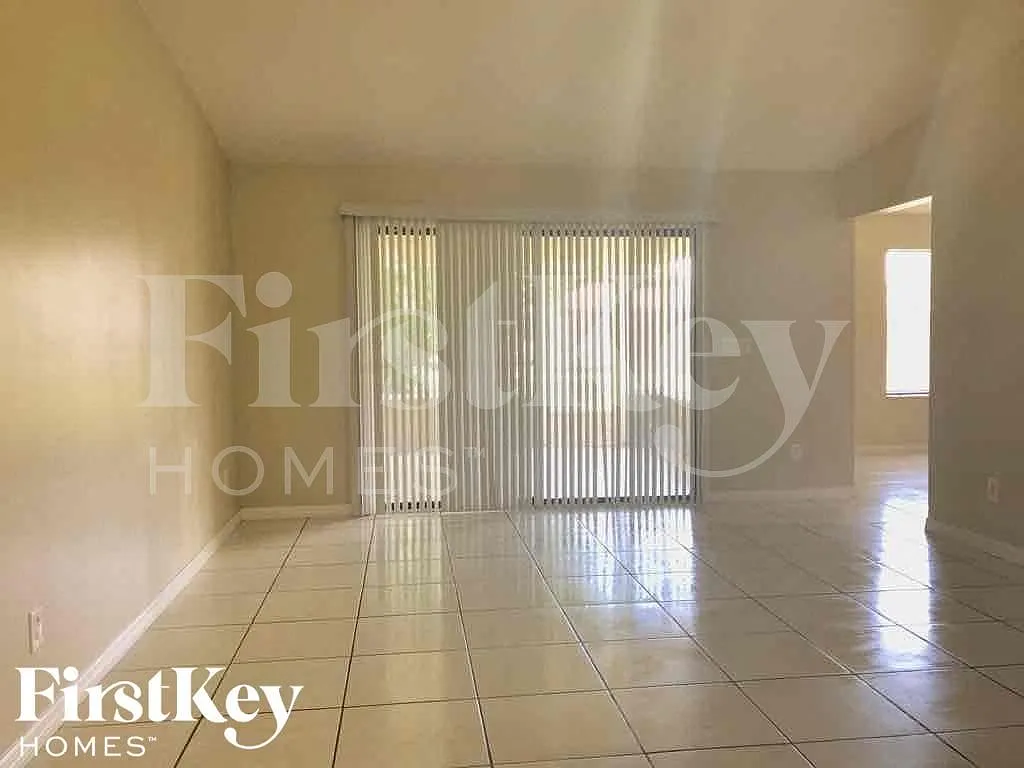 3 bed, 2.0 bath, 1485 sqft, $2,045 — Photo 3