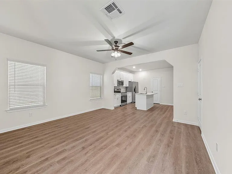 706 W Dallas — Photo 3
