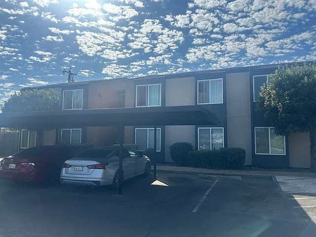 2942 Sierra St — Photo 3