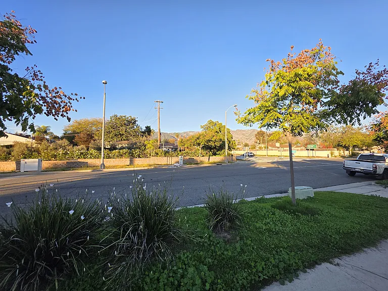 552 W Howard St — Photo 6