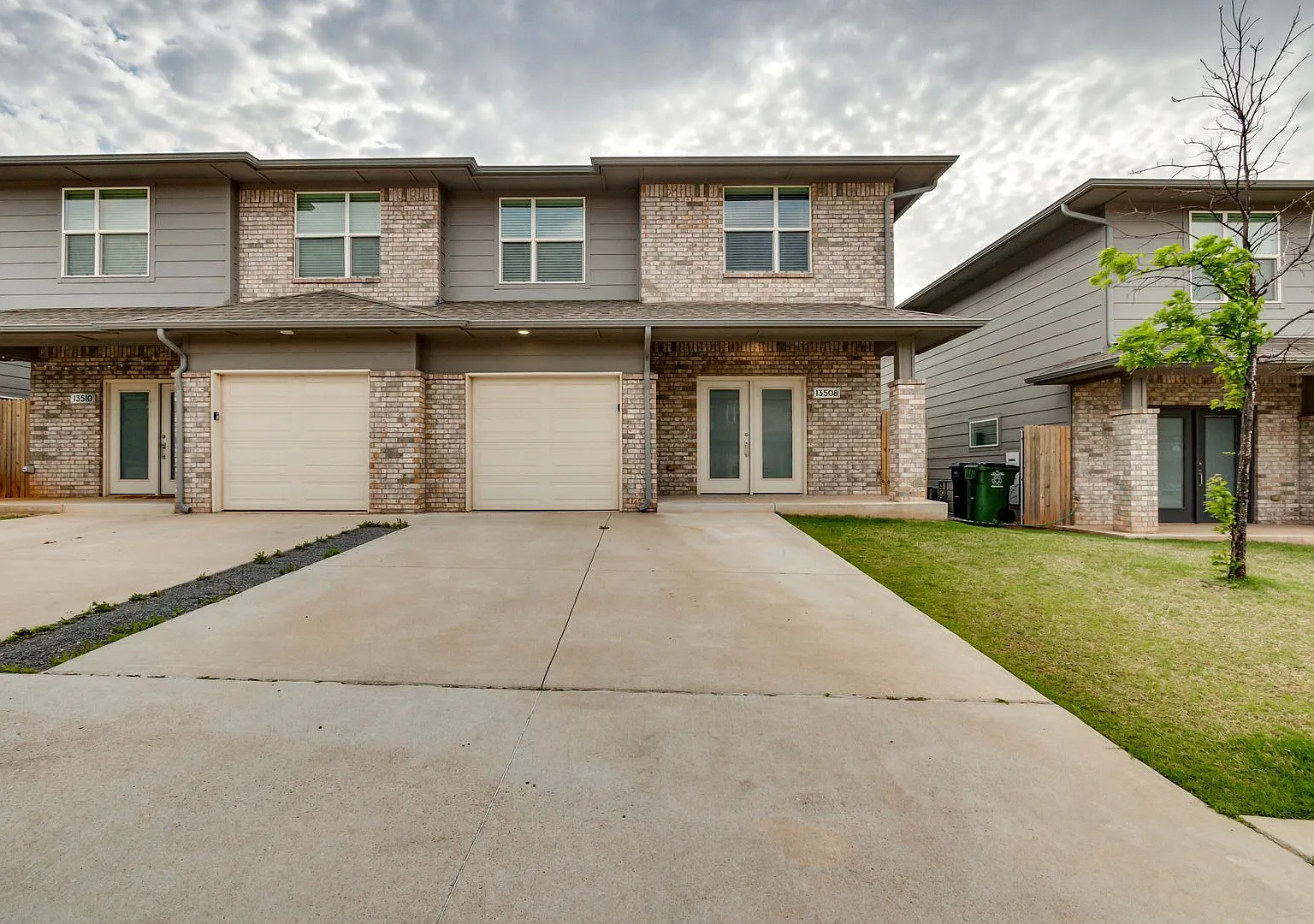 Large 3 Bed 2.5 Bath Duplex Includes Office Space (See Contact Info Below) — Photo 2