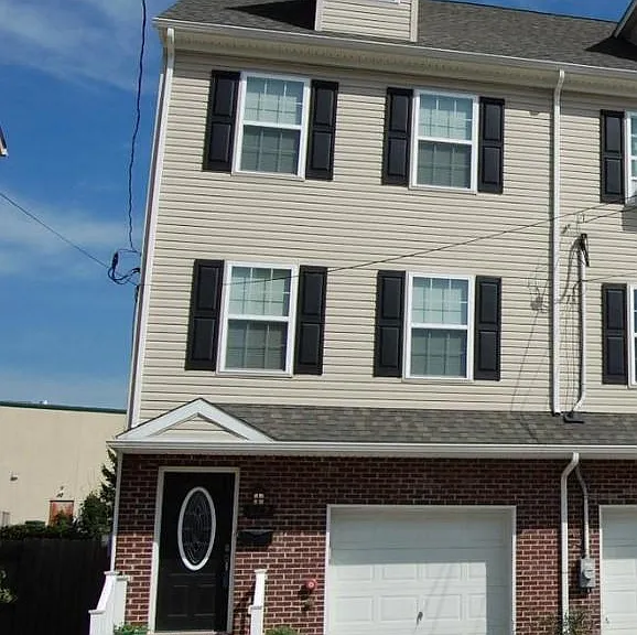 327 S Adams St — Photo 1