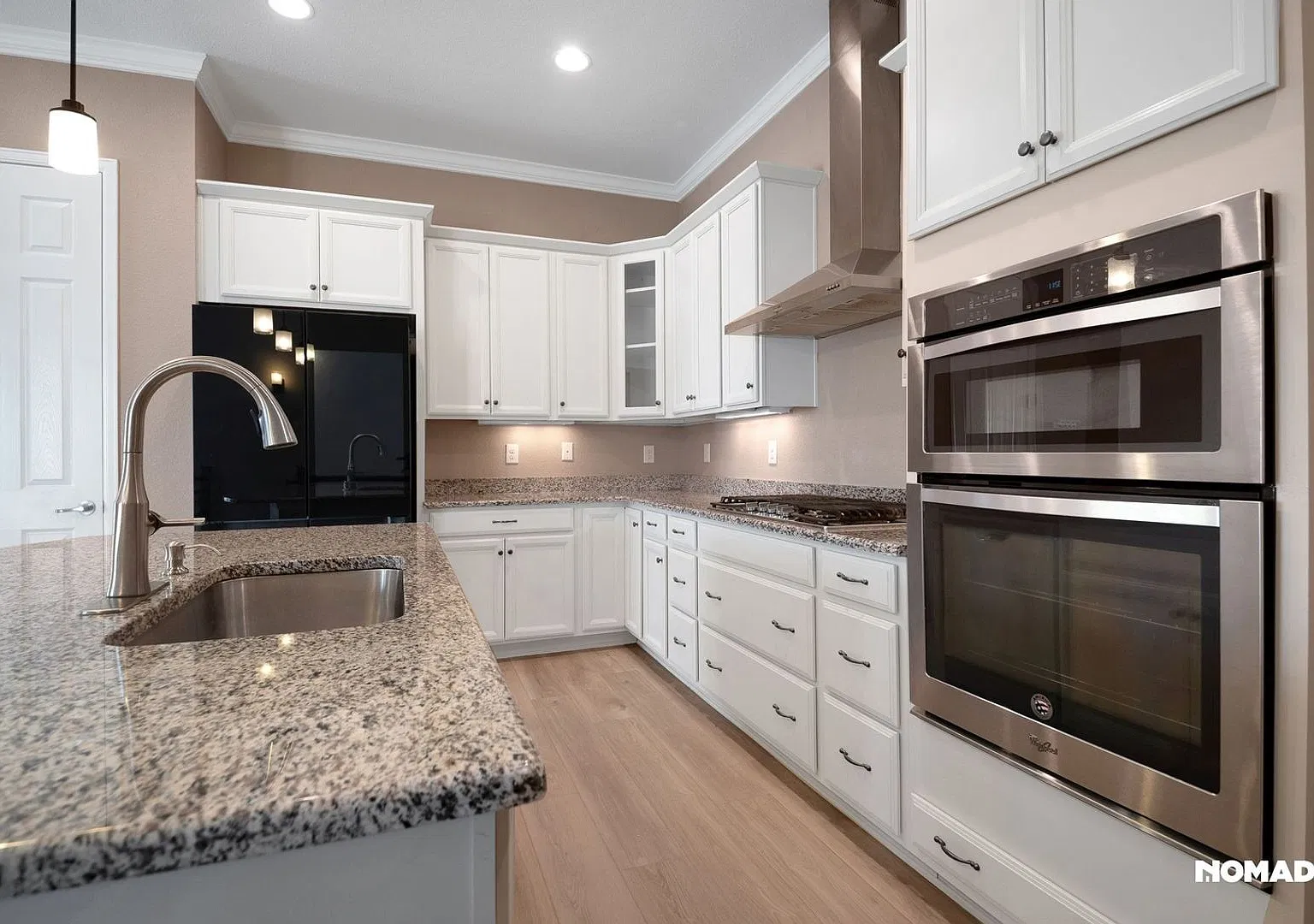 Spacious 5-Bedroom Home in Aurora Prime Location & Top Schools — Photo 2