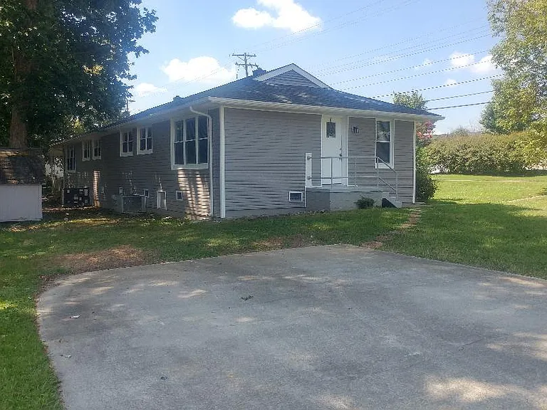 107 W Gettysburg Ave — Photo 3