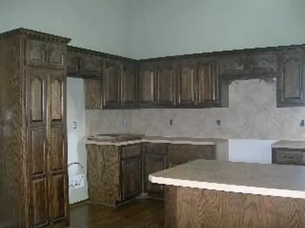 8751 N Chatham Ave, Kansas City, MO 64154
