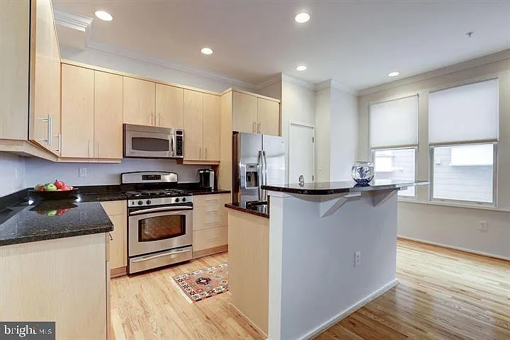2058 N Oakland St — Photo 12