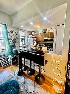 Building Photo - 3055 N Sheffield Ave #3C
