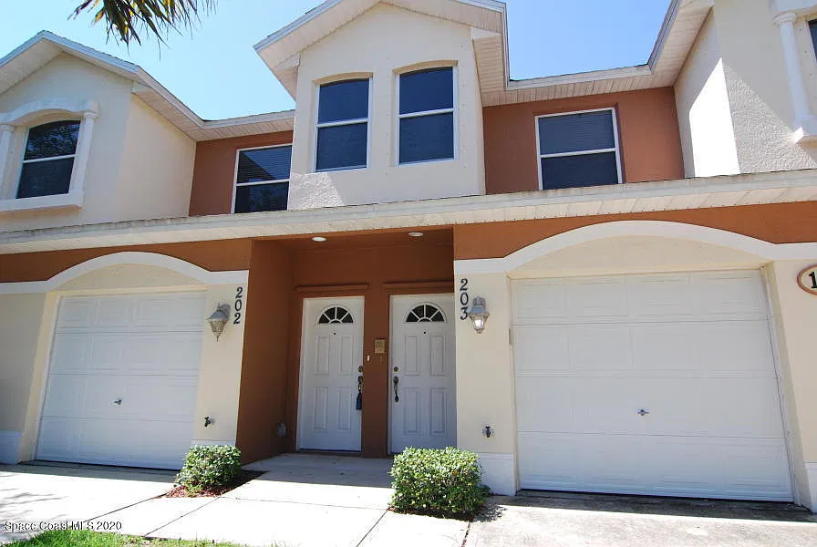 3 bed, 2.0 bath, 1781 sqft, $2,000 — Photo 1