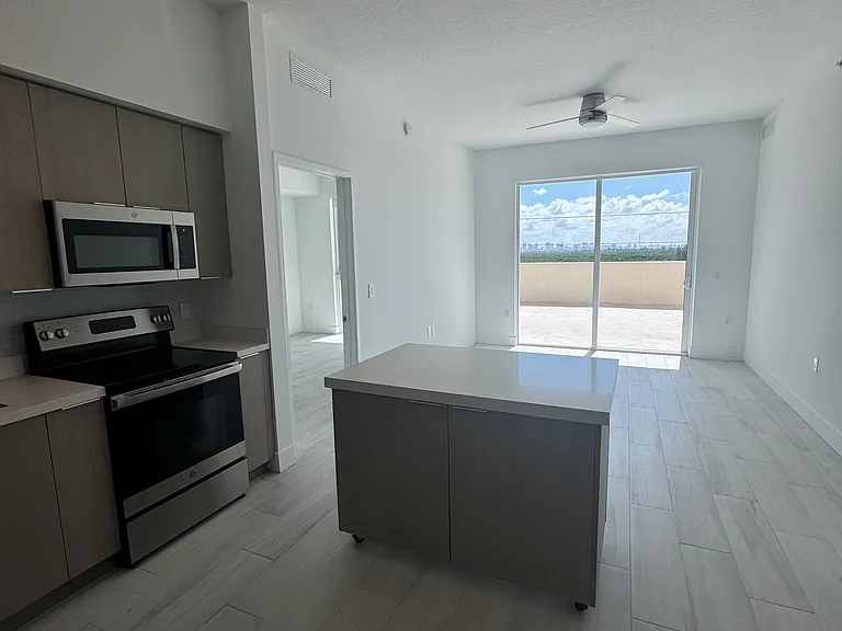 602 E Dania Beach Blvd #523 — Photo 2