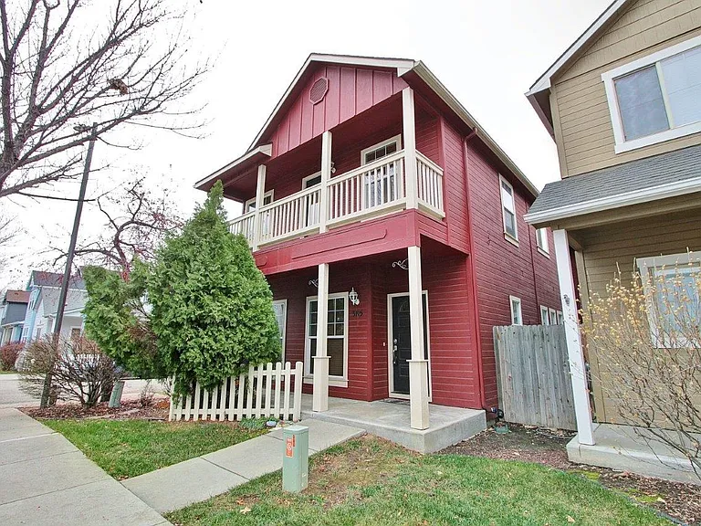 385 W Hale St — Photo 1