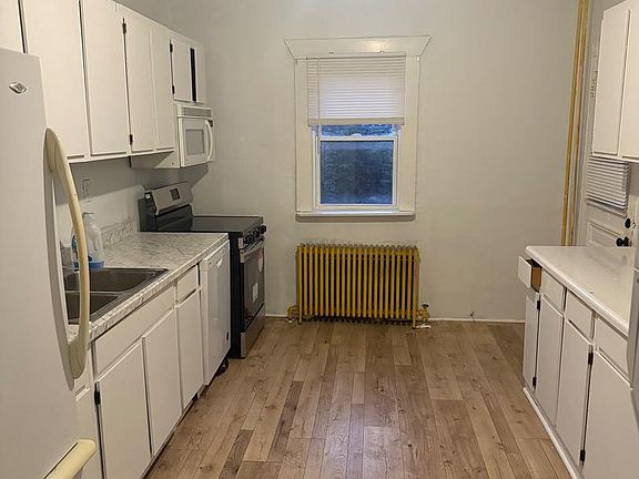 3rd image of 213 E Elm St