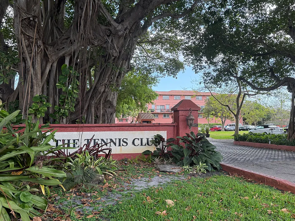 610 Tennis Club Dr #408