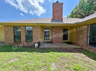 818 Summit Dr, Desoto, TX 75115