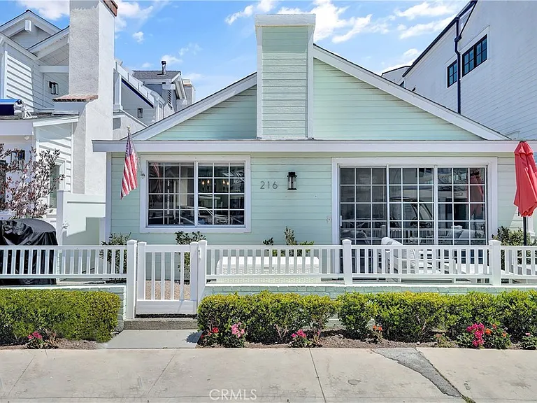 216 Collins Ave — Photo 1