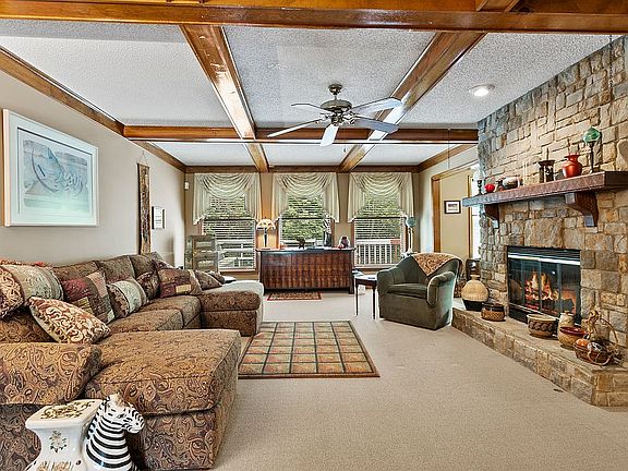 3rd image of 926 Blueberry Ln