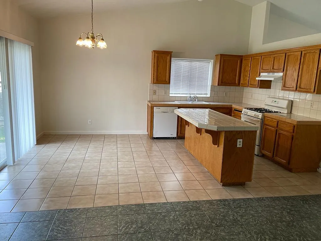 3 bed, 2.0 bath, 1523 sqft, $2,095 — Photo 3