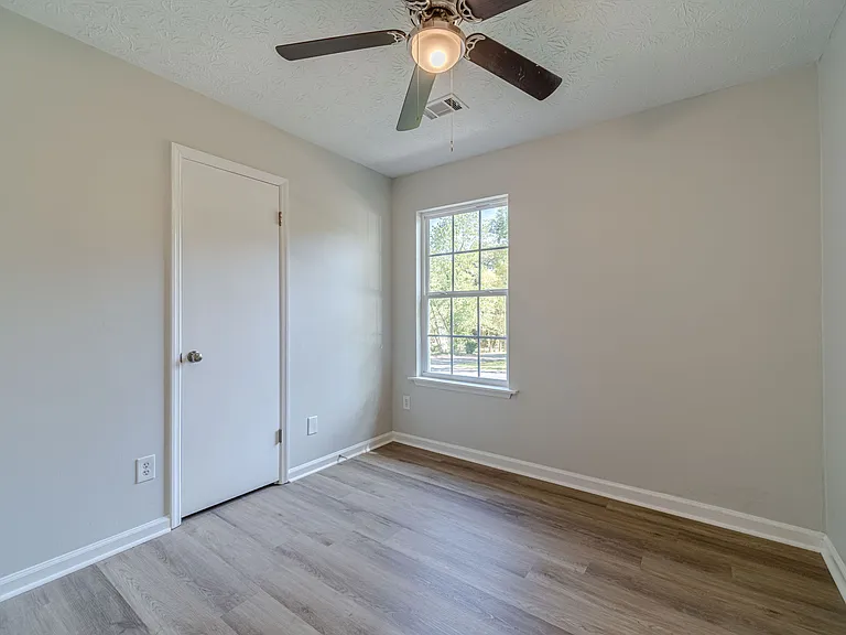 594 Harvard Dr — Photo 5