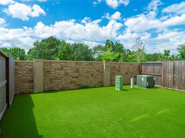 6526 Bramble Cove Ln — Photo 41