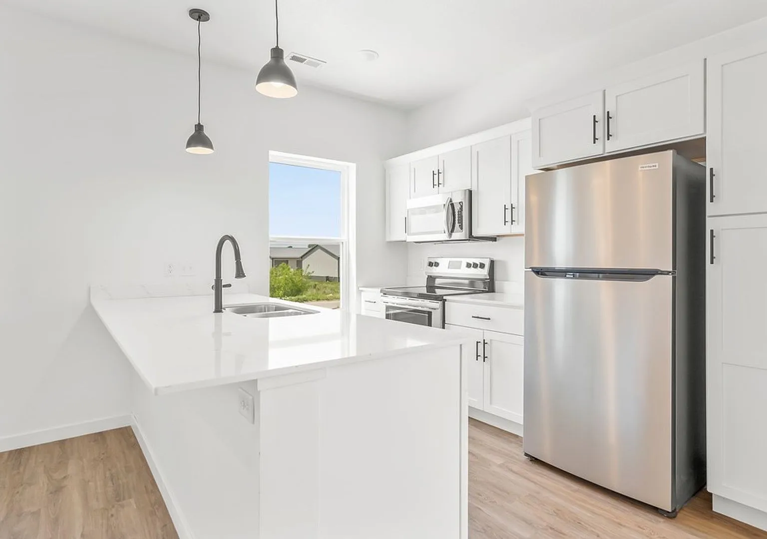 895 W 8th St — Photo 1