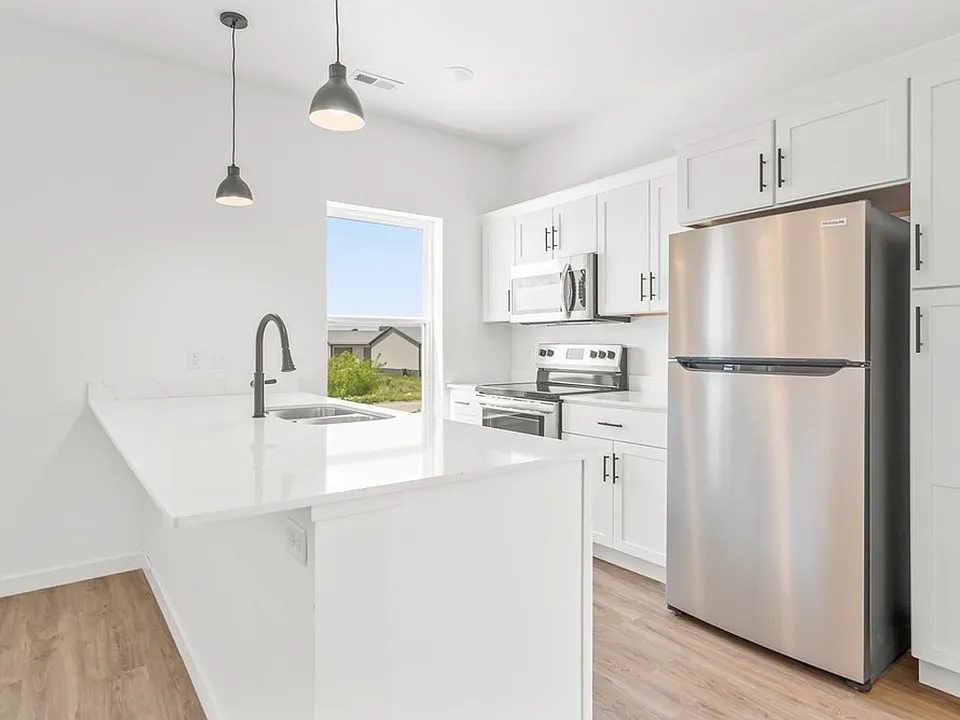 895 W 8th St
