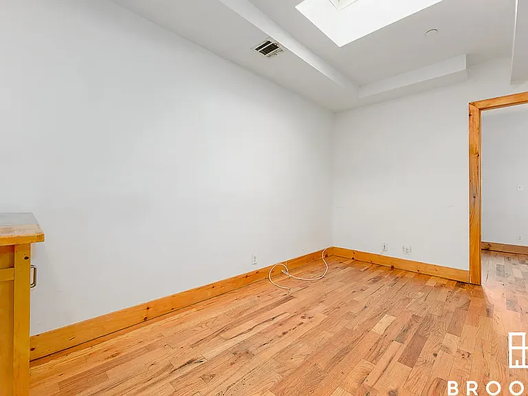 190 Schaefer St #4B — Photo 16