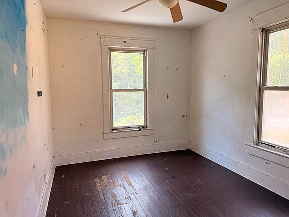5th image of 561 Roxbury St