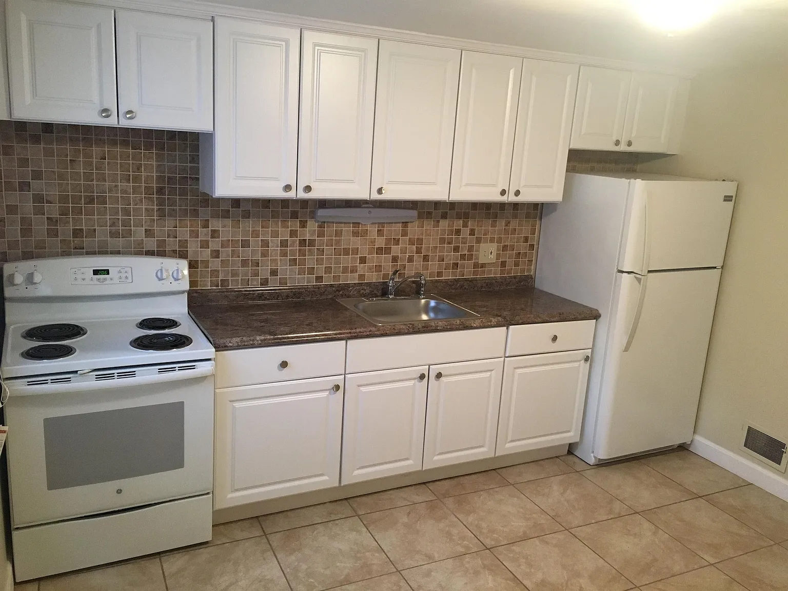 Princeton Court Apartments - Unit14 — Photo 4