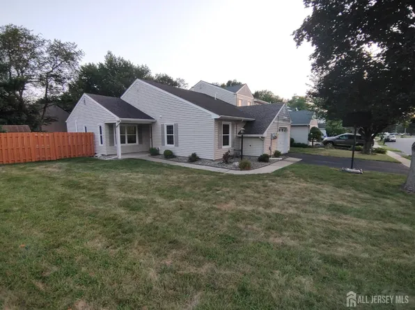 6 Stonewall Dr, Edison, NJ 08820