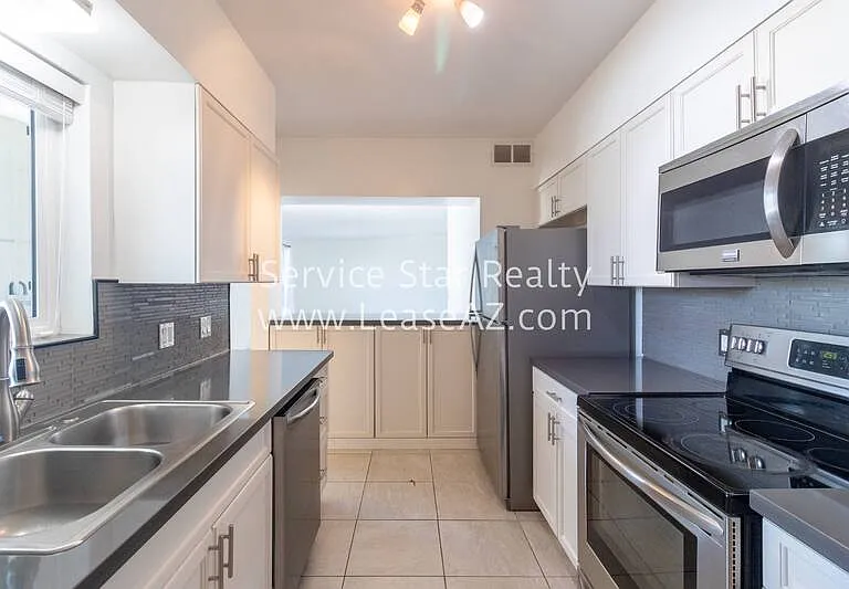 102 W Maryland Ave #D2 — Photo 2