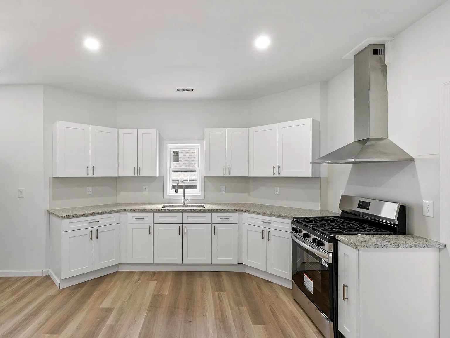 16 Arch St — Photo 4