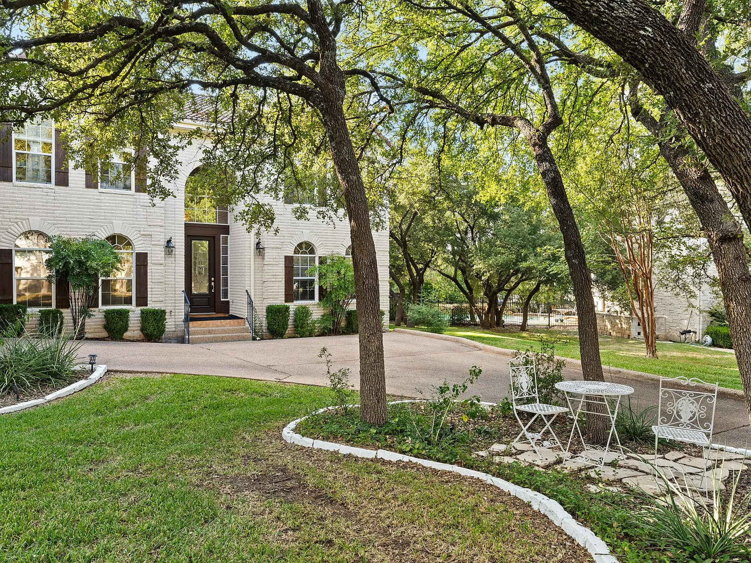 5 bed, 4.5 bath, 5061 sqft, $7,250 — Photo 2