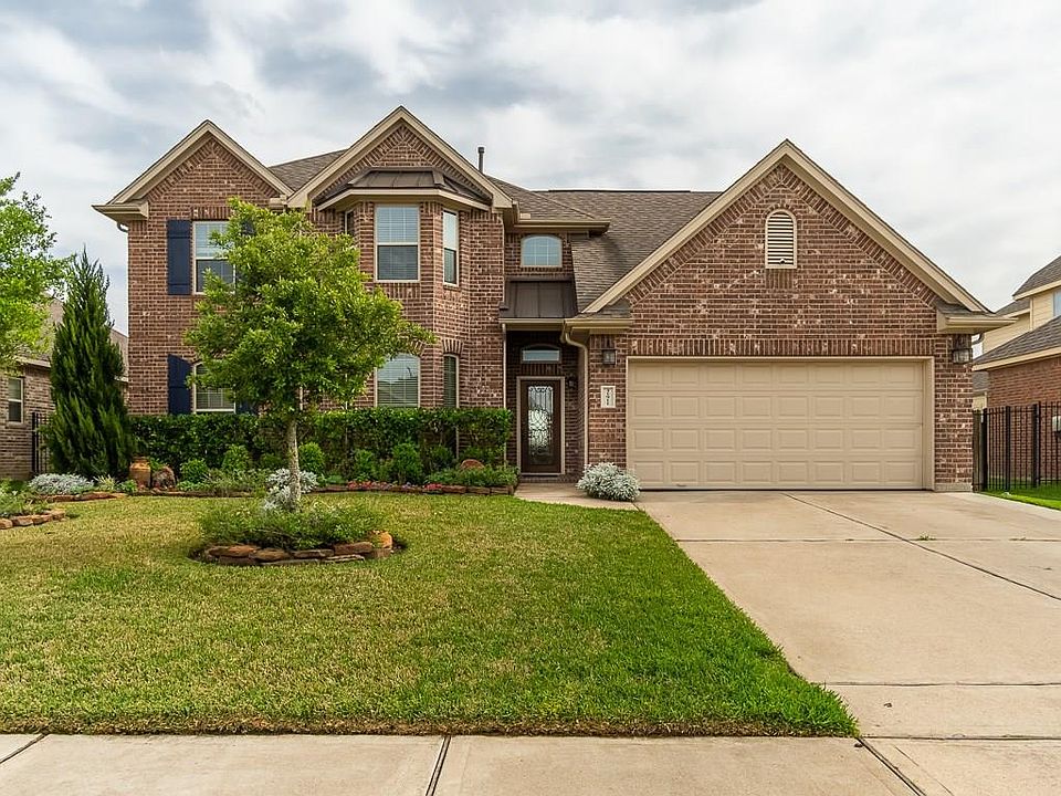 A lovely 2 story home sitting on the community lake with all the features you are looking for!