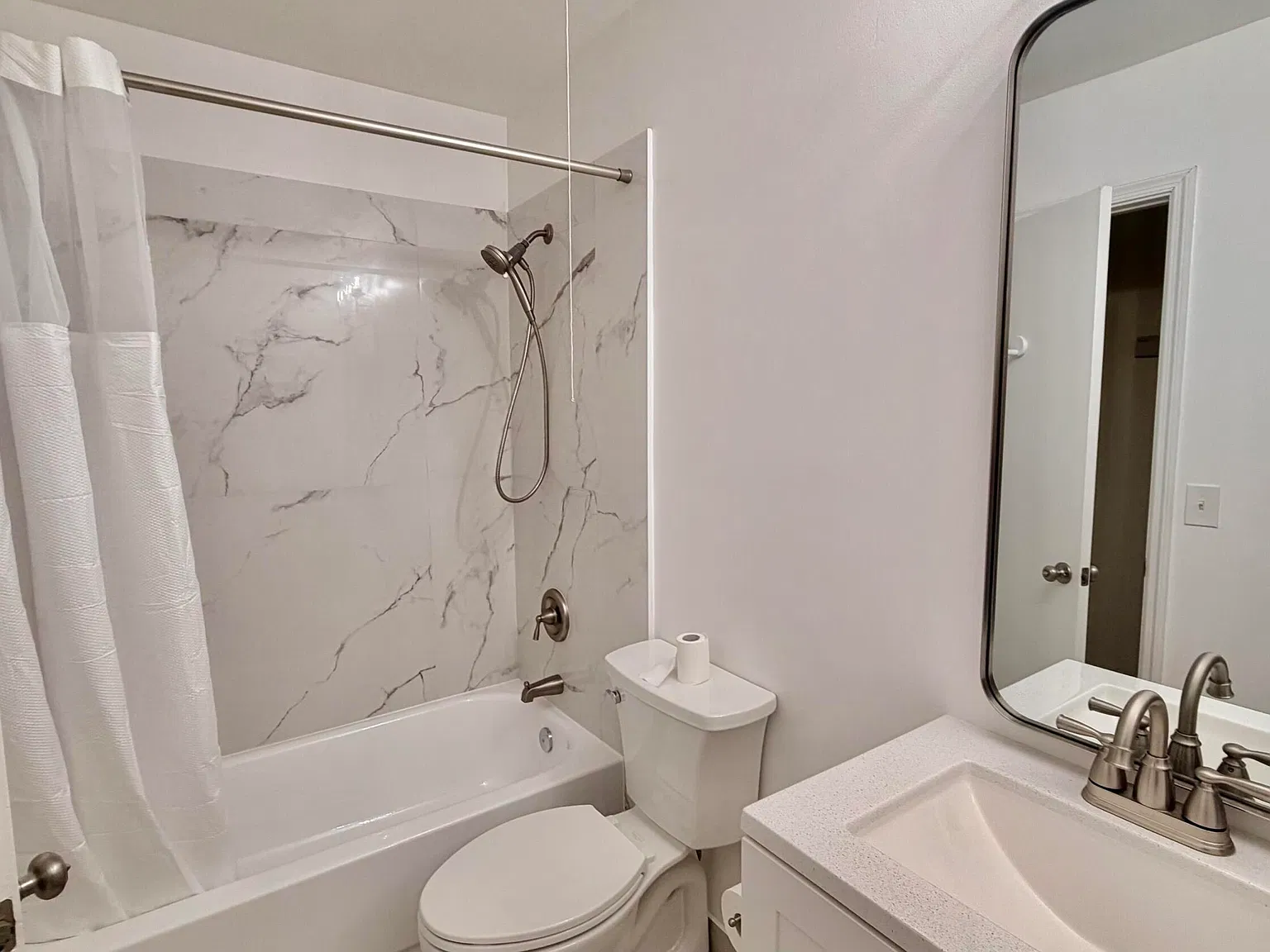 3 bed, 2.0 bath, 2264 sqft, $2,600 — Photo 2
