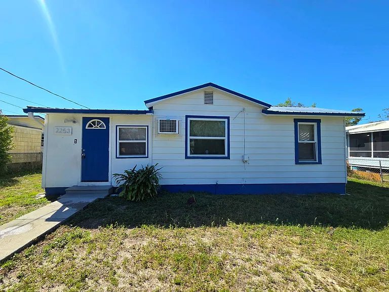 2253 Golfview St — Photo 6