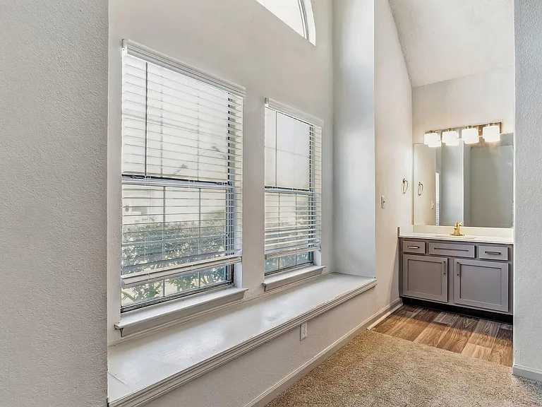 Summerlake Apartments — Photo 9