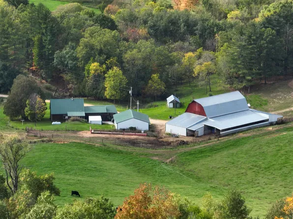 22235 Sand Hill Dr, Richland Center, WI 53581