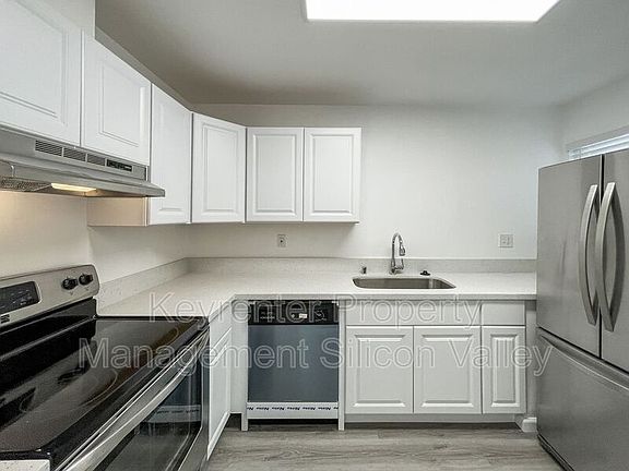 5th image of 1055 N Capitol Ave APT 21