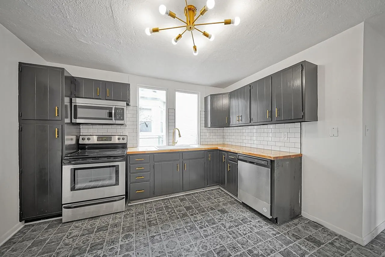 6 bed, 2677 sqft, $2,999 — Photo 2