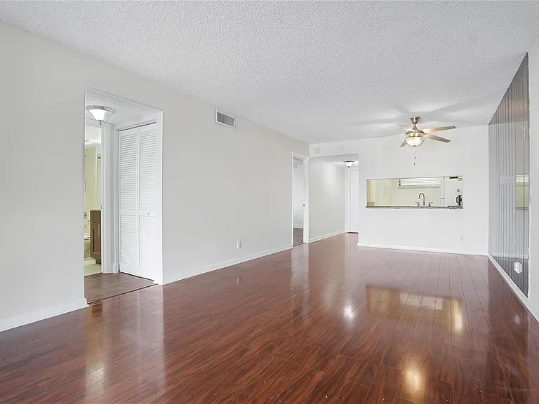 109 Lake Emerald Dr #110 — Photo 11