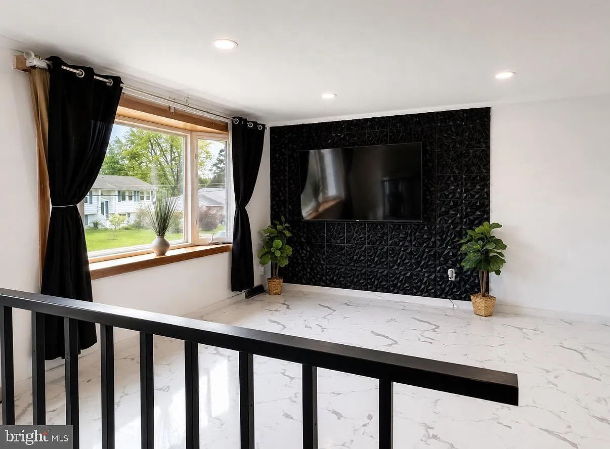 4 bed, 2370 sqft, $4,200 — Photo 3