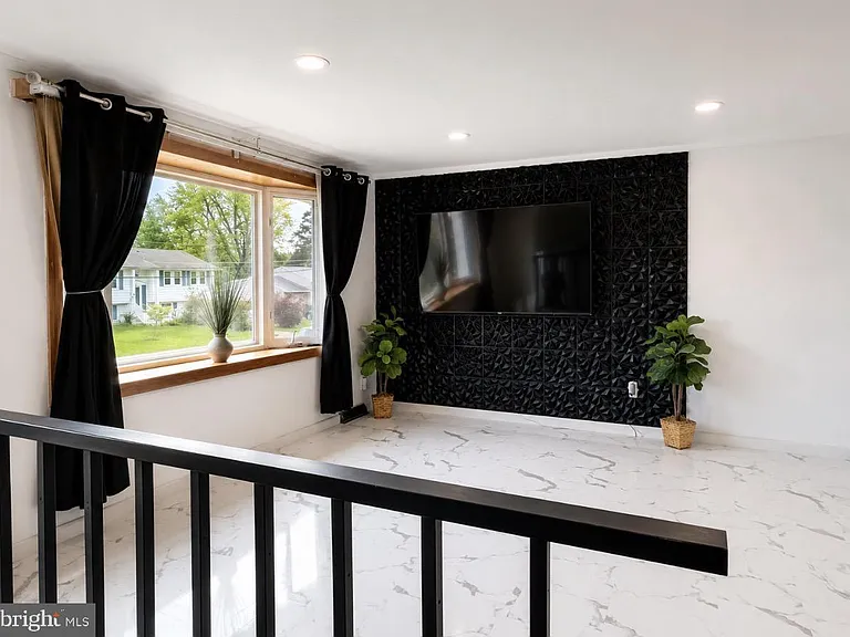 610 Ogden Dr — Photo 3