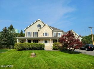 110 Overlook Ln, Hawley, PA 18428