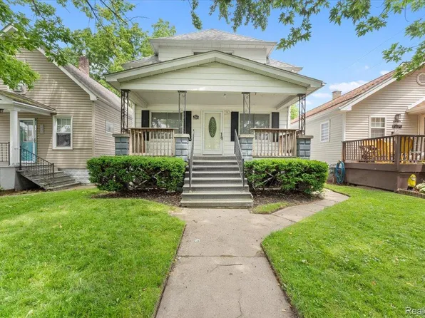 922 Maple St, Wyandotte, MI 48192