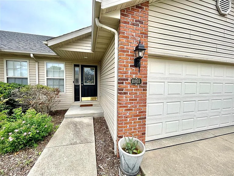 10955 Kentfield Dr — Photo 2