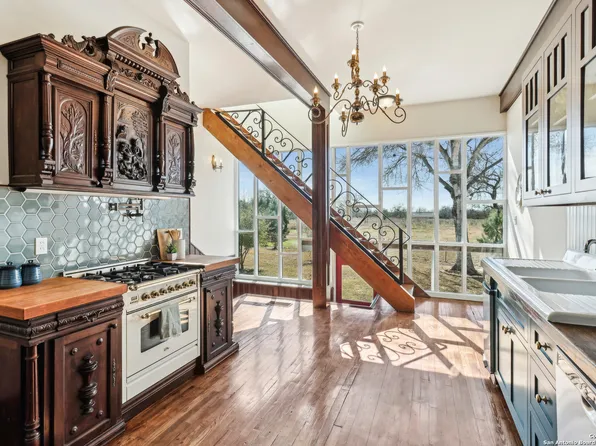 2001 3RD ST, Floresville, TX 78114