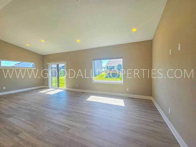 650 NW Rosemont Dr — Photo 4